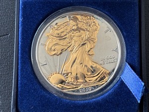 lot 86 image: 2010 Silver Eagle 2 Tone