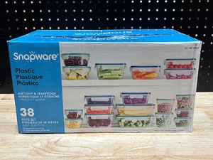 lot 1 image: Plastic Snapware Set