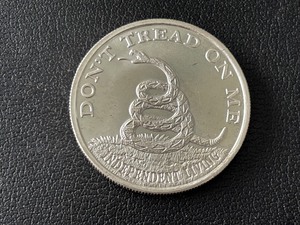 lot 83 image: 1 Ounce .999 Fine Silver Round Dont Tread On Me