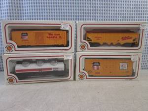 lot 16 image: (CSB) 4 Vintage Bachmann HO Scale T...