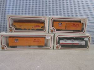 lot 17 image: (CSB) 4 Vintage Bachmann HO Scale T...