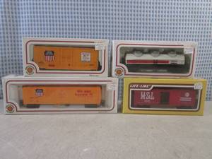 lot 18 image: (CSB) 4 Vintage HO Scale Train Cars...