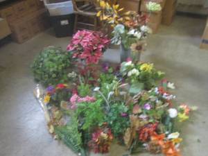 lot 41 image: (EW7) Assortment of Faux Flowers Et...