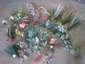 lot 43 image: (EW5) Assortment of Faux Flowers Et...