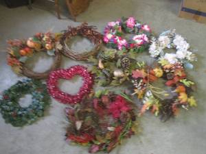 lot 44 image: (BR3) Assortment of Decorative Wrea...