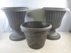 lot 61 image: (EW3) 3 Large Plastic Flower Pots 2...