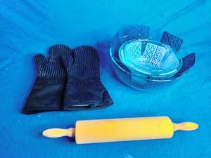 lot 124 image: Pyrex Bowl Set