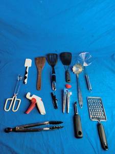 lot 128 image: Lot of Kitchen Utensils