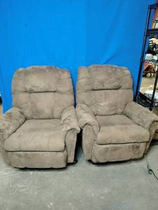 lot 107 image: 2 Manual Recliners From Slumberland
