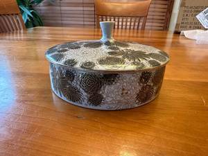 lot 14S image: Fujita Kutani Snuho Porcelain Covered Dish with Grey Chrysanthemum Floral Design