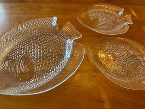 lot 49S image: Arcopal France Glass Fish-Shaped Serving Platter Set