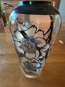 lot 75S image: Dorothy Thorpe Style Large Glass Vase with Floral Etching