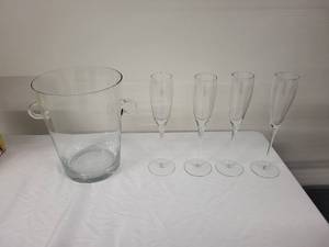 lot 6G image: Set of 4 Champagne Flutes with Glass Ice Bucket
