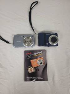 lot 19G image: Set of 2 Kodak EasyShare Digital Cameras with User Guide
