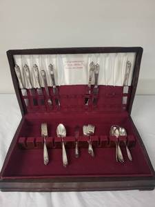 lot 28G image: Set of 1847 Rogers Bros Silverplate Flatware with Case