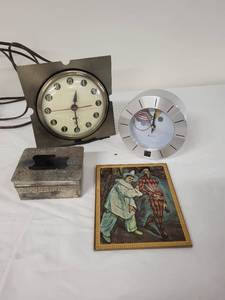 lot 73G image: Vintage Clock and Collectible Dcor Set