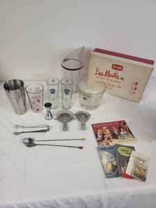 lot 102G image: Complete Vintage Bar Master Jr. Cocktail Set with Glassware and Guides