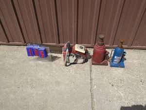 lot 105 image: Sears Sportster chainsaw & 2 hydraulic jacks for parts or repair. As shown.