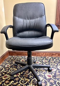 lot 20 image: Ergonomic Swivel Office Chair with Black Pleather Upholstery