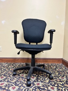 lot 22 image: Black Adjustable Office Chair with Armrests