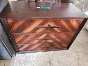 lot 60 image: 3 drawer dresser
