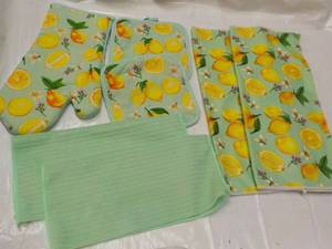 lot 9 image: Smart Home 7 pc Kitchen Gift Set...