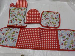 lot 10 image: 4 pc Raspberry Pot Holder Oven Mitt...