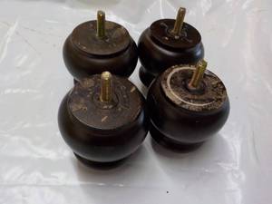 lot 18 image: 4 ct 4 Furniture Feet...
