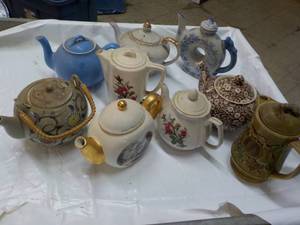 lot 173 image: Teapots...
