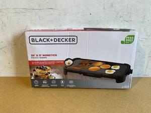 lot 239 image: BLACKDECKER Family Sized Electric Griddle