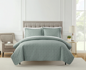 lot 624 image: Mainstays 7 Piece Sage Green Quilt Set with Sheets, Full