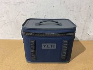 lot 32 image: Yeti Hopper Flip 18 Soft Cooler