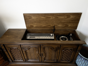1978 MAGNAVOX AM/FM, Record Player, Cassette Eight Adaptor, Stereo Console Table ***Works Great!***