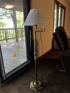 lot 17 image: Floor Lamp