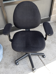 lot 22 image: Black Office Chair