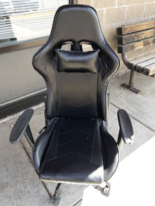 lot 23 image: Black Gaming Chair