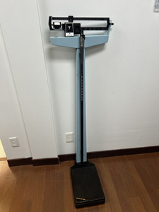 lot 24 image: Vintage Blue Health O Meter Scale