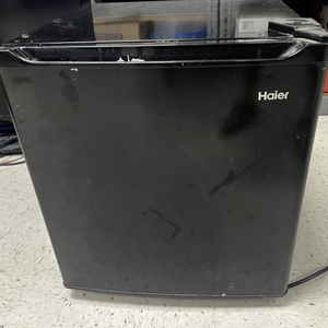 lot 25 image: HAIDER Mini Fridge Model No. QHE02GGMBBB -Working