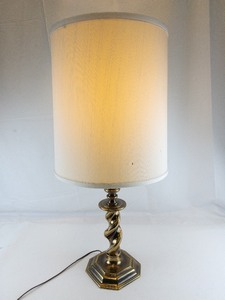lot 18B image: Vintage 30 KEEDER Lamp Holder & Shade