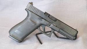 lot 13 image: Glock G20 Pistol
