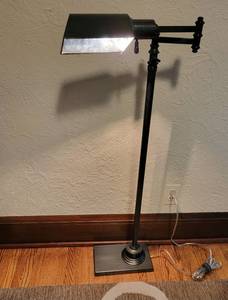 lot 40 image: Burnished Bronze Telescoping Floor Lamp