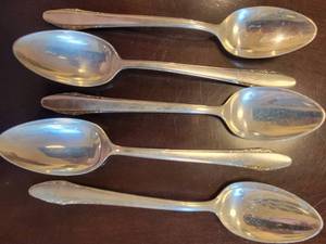 lot 43 image: Lunt Sterling Silver Teaspoons  132 grams