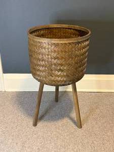 lot 116 image: Standing Basket Hamper Planter