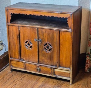 lot 16 image: Gorgeous Antique Chinoiserie Console Cabinet
