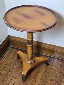 lot 27 image: Elegant Vintage Round Accent Side Table