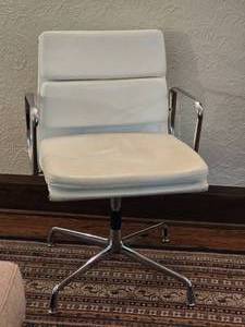 lot 14 image: Chic White MCM Style Office Chair
