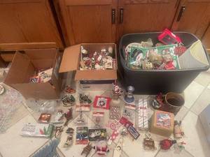 lot 14 image: Collection of Holiday and Seasonal Decorations