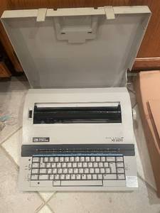 lot 23 image: Smith Corona XE 6200 Electric Typewriter with Case