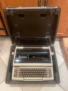 lot 24 image: Smith-Corona Ultrasonic Electric Typewriter in Carrying Case