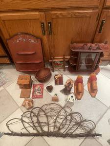 lot 32 image: Assorted Vintage Kitchen and Home Decor Collection